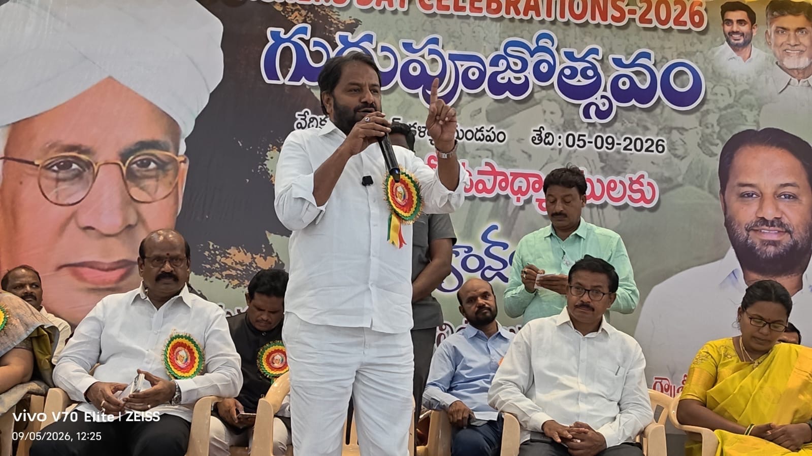 గురువులకు ఘన సన్మానం.. ఉపాధ్యాయుల సేవలకు ఎమ్మెల్యే షాజహాన్ బాషా అభినందనలు
