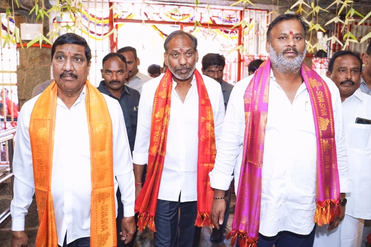 శ్రీ భద్రకాళి సమేత వీరభద్ర స్వామి ఆలయంలో మంత్రుల ప్రత్యేక పూజలు