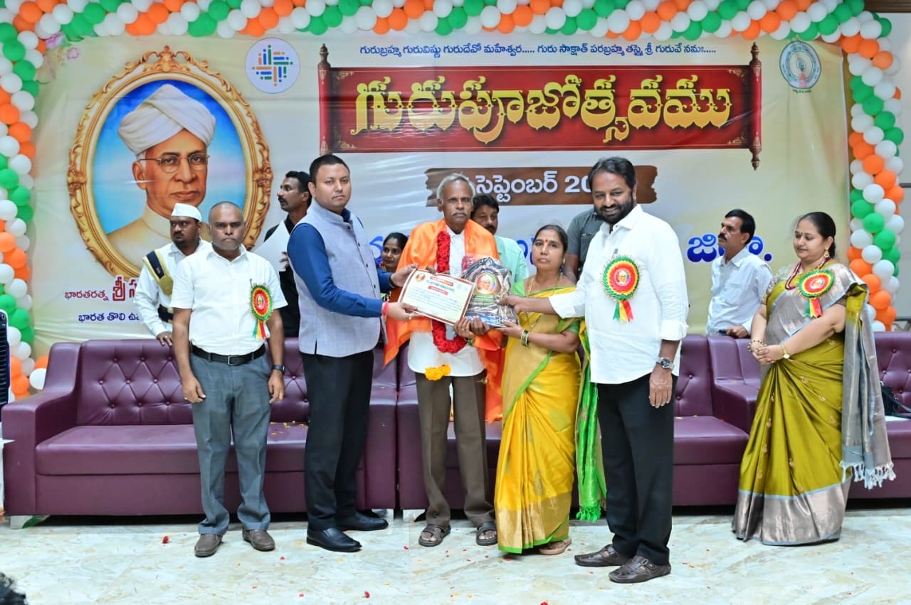 ఉపాధ్యాయులే విద్యార్థుల జీవితాలకు మార్గదర్శకులు.