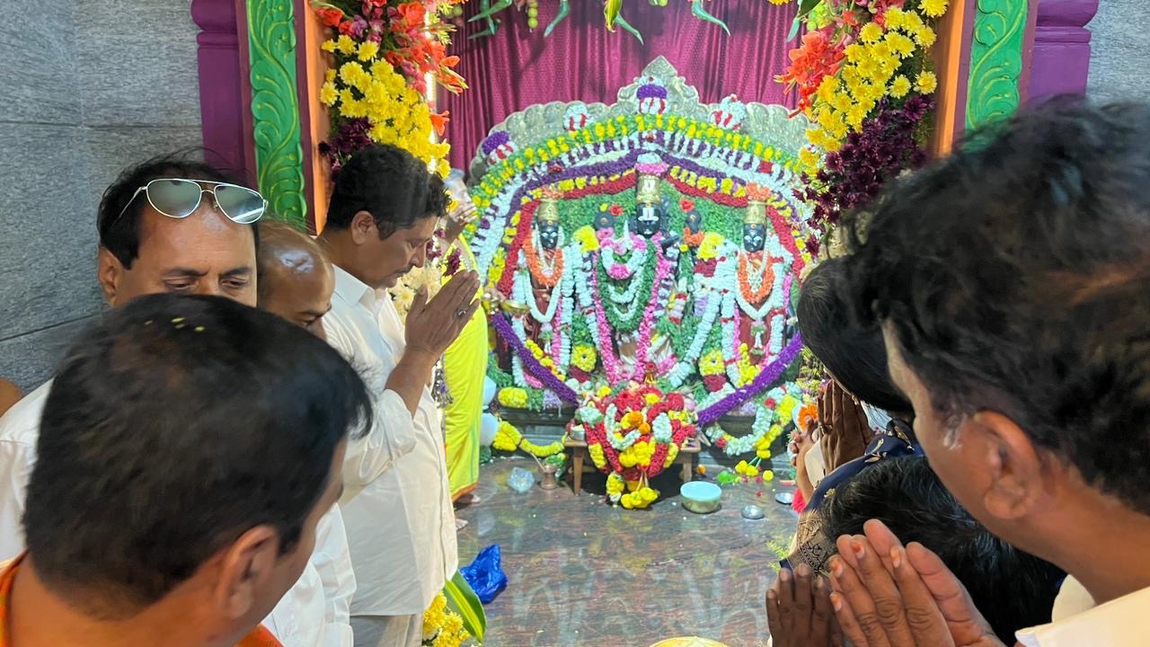 శ్రీకృష్ణ జన్మాష్టమి సందర్భంగా శ్రీకృష్ణ ఆలయంలో వైఎస్సార్‌సీపీ నేతల ప్రత్యేక పూజలు
