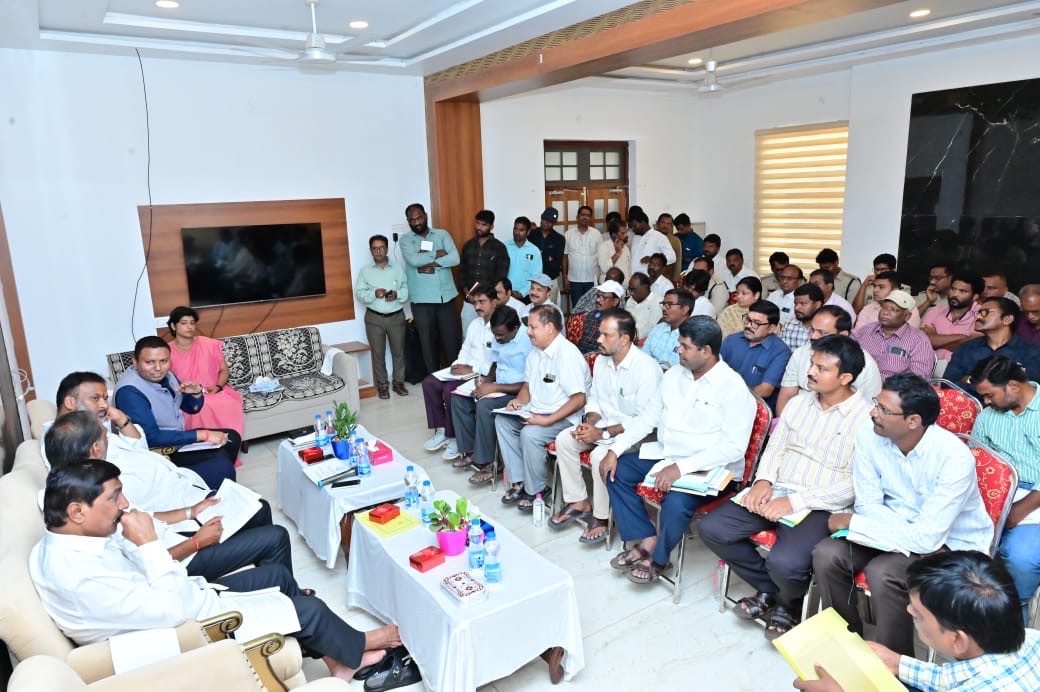 జిల్లా అభివృద్ధికి సమిష్టిగా ప్రణాళికతో పనిచేస్తున్నాం